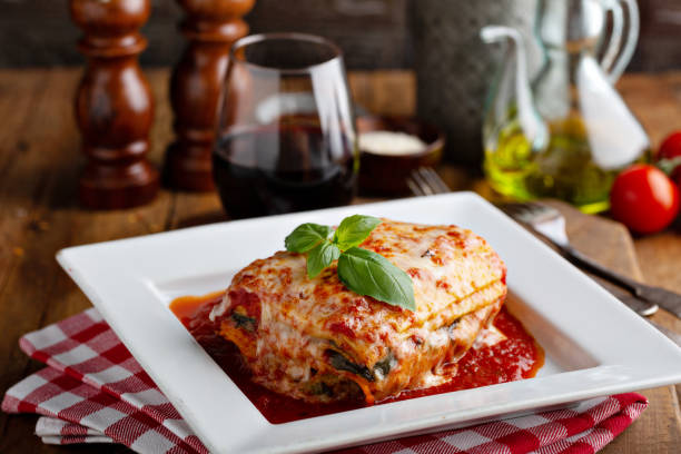 lasagne classiche pezzo su un piatto - cheese wine food parmesan cheese foto e immagini stock