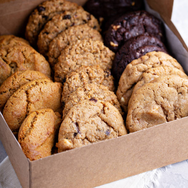 caja de galletas variadas - nobody cookie oat close up fotografías e imágenes de stock