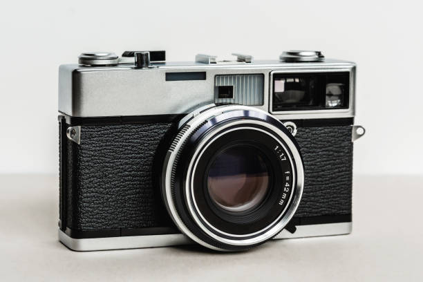 gros plan appareil photo argentique vintage sur fond blanc, vieux télémètre, style vintage - rangefinder camera photos et images de collection