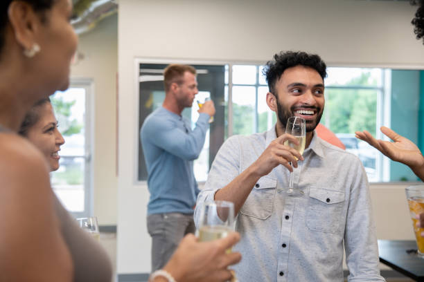 シャンパンを一杯上げる成功した起業家 - party business toast champagne ストックフォトと画像