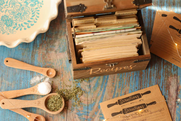 baule in scatola di ricette in legno vintage con schede di ricette naturali in cucina rustica - ricetta foto e immagini stock