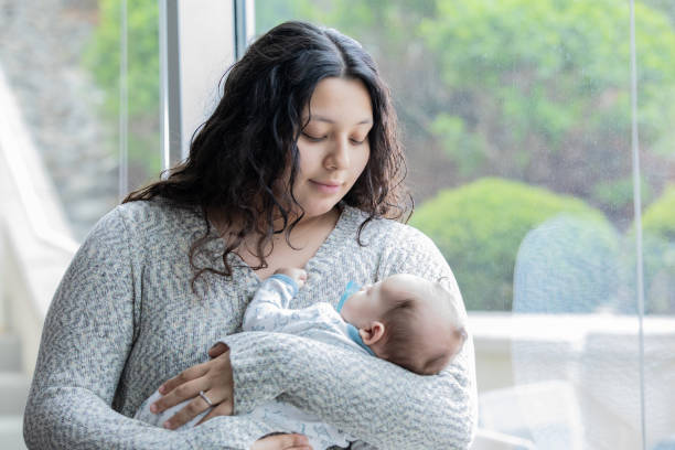 young mom holding newborn - teenage pregnancy fotos imagens e fotografias de stock