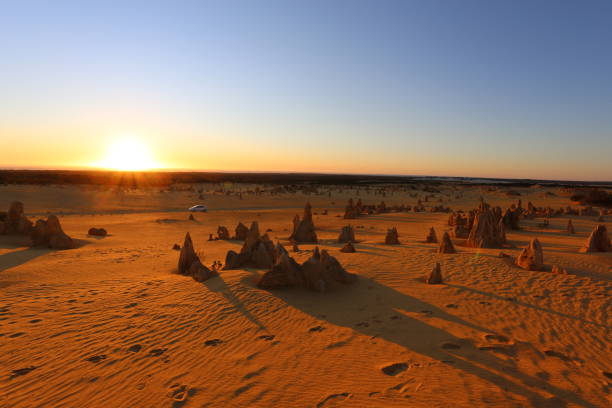 sunset desert scene at the pinnacles in western australia stock photo - nambung national park imagens e fotografias de stock
