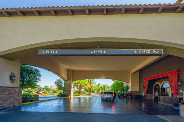 las vegas tuscany suites and casinos resort, lujoso hotel ubicado a pocos minutos de las vegas strip y del centro de convenciones. - welcome to fabulous las vegas sign photography landmarks travel locations fotografías e imágenes de stock