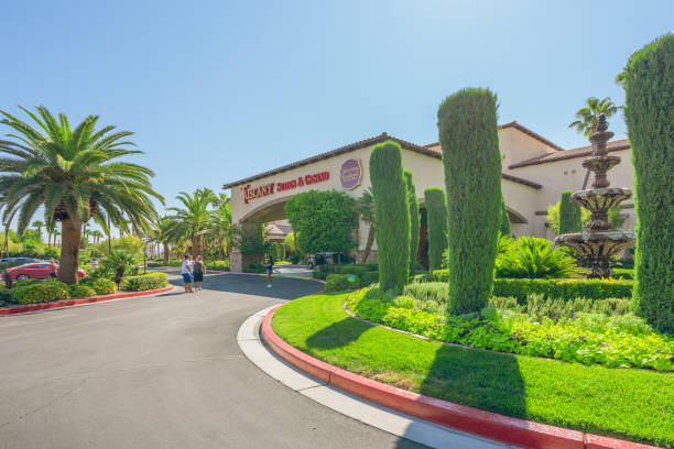 las vegas tuscany suites and casinos resort, lujoso hotel ubicado a pocos minutos de las vegas strip y del centro de convenciones. - welcome to fabulous las vegas sign photography landmarks travel locations fotografías e imágenes de stock