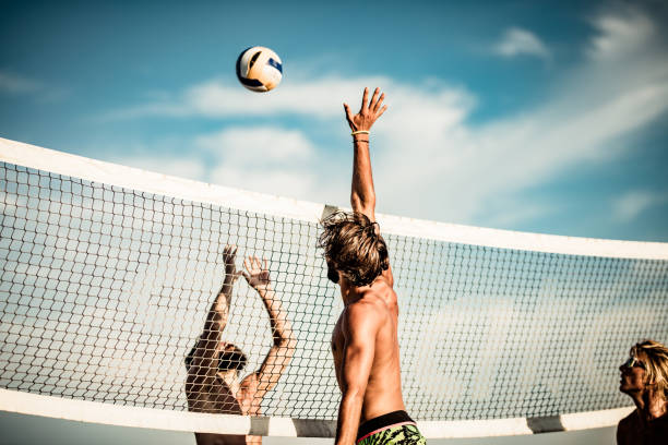 beachvolleyball am sommertag! - strand volleyball stock-fotos und bilder
