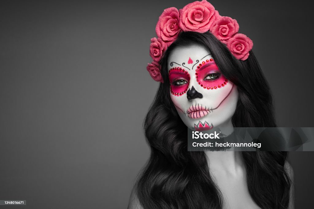 Retrato De Una Mujer Con Maquillaje Calavera De Azúcar Foto de stock y más  banco de imágenes de Calavera de alfeñique - iStock