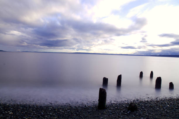 long exposure photography of beach - zen like sea horizon over water blurred motion imagens e fotografias de stock