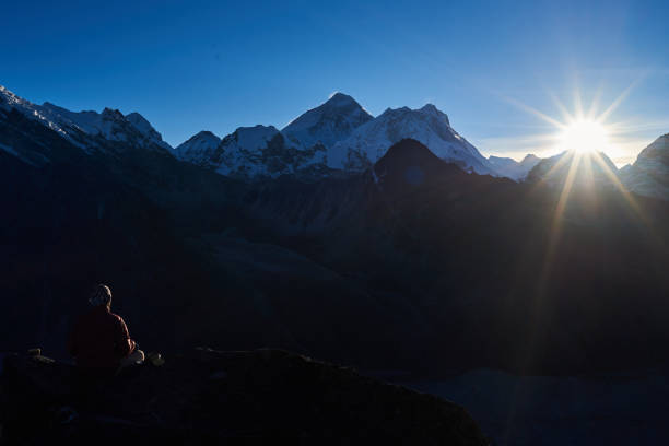 mediation bei sonnenaufgang auf gokio ri - tibetan buddhism stock-fotos und bilder