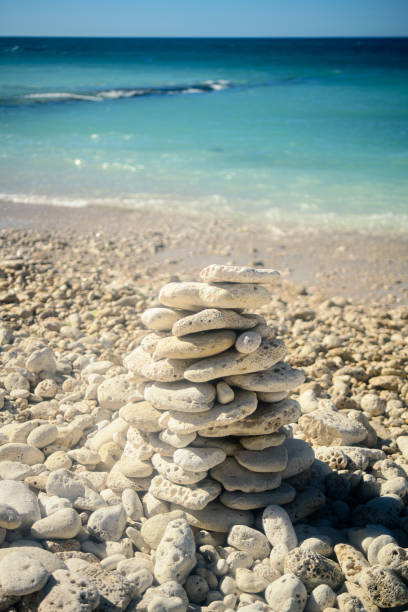 steinhaufen am strand - stone zen like buddhism balance stock-fotos und bilder