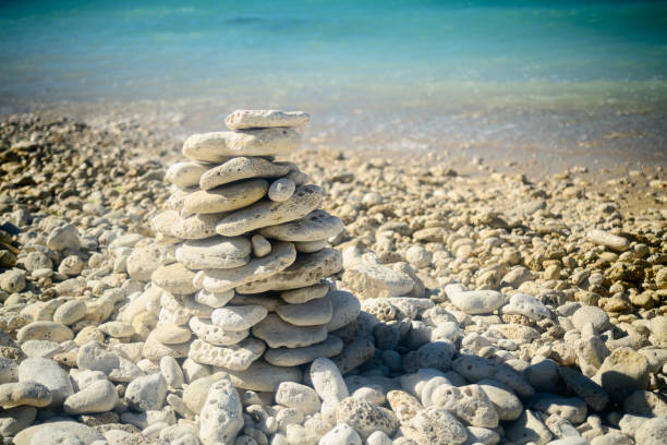 pila de piedras en la playa - alternative therapy stone zen like nature fotografías e imágenes de stock