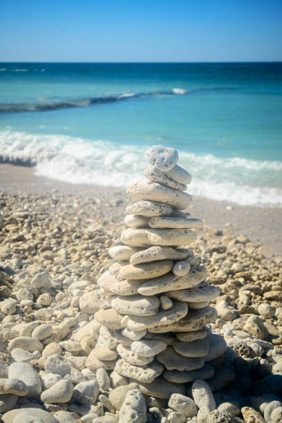 steinhaufen am strand - stone zen like buddhism balance stock-fotos und bilder