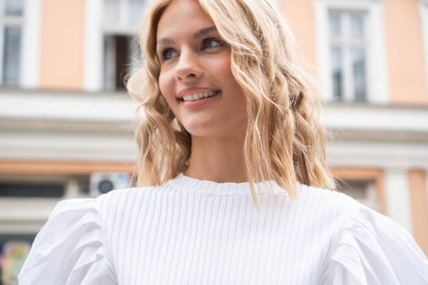 hermosa chica en la ciudad - puffed sleeve fotografías e imágenes de stock