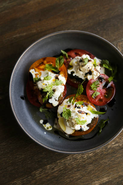 tomates con queso fresco - caprese salad salad restaurant vinegar fotografías e imágenes de stock