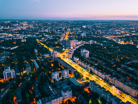 Foto aérea del paisaje nocturno de Chisinau, la capital de Moldavia. photo
