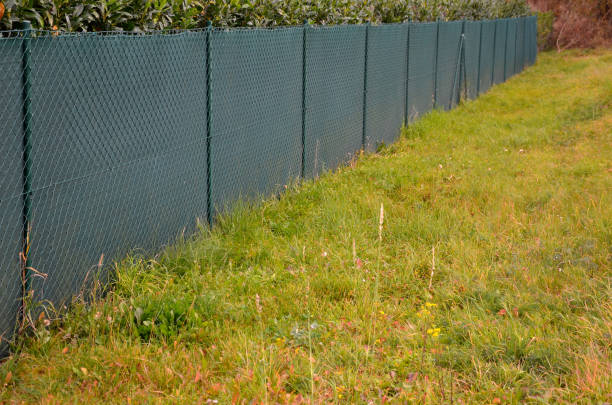 затеняющая ткань на проволочном заборе создает приватное пространство и в одно мгновение у вас получается непрозрачный забор от надоедлив - fence formal garden gardening ornamental garden стоковые фото и изображения