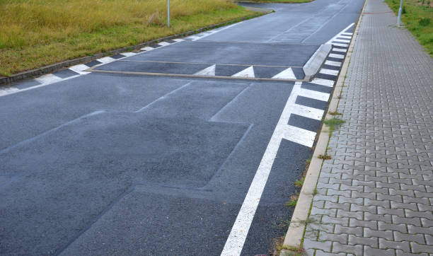 a regular square raised above the level of the asphalt road beveled on all sides. overcoming an obstacle means slowing down the vehicle and thus increasing safety in the residential area near the school, kindergarten un cuadrado regular elevado por encima del nivel de la carretera de asfalto biselado por todos lados. superar un obstáculo significa reducir la velocidad del vehículo y, por lo tanto, aumentar la seguridad en el área residencial cerca de la escuela, el