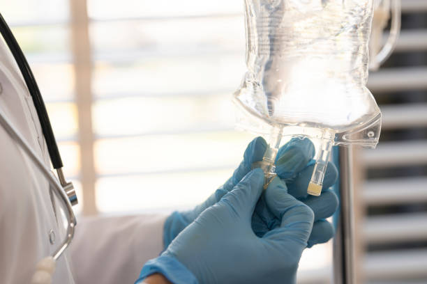 forma del corazón con el médico - suero fotografías e imágenes de stock