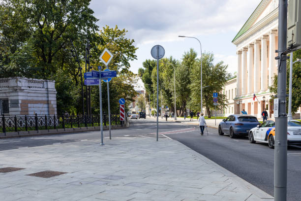 chaussée du boulevard strastnoy dans la ville de moscou - boulevard mansion road grounds photos et images de collection