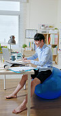 der-mensch-arbeitet-von-zu-hause-aus.jpg?b=1&s=170x170&k=20&c=zxaiWMomPkKozkrxBHyZCoJZ6tYteEU29MhK80-94uU=