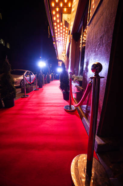 alfombra del evento rojo, escalera y barrera de cuerda de oro concepto de éxito y triunfo - sighting fotografías e imágenes de stock