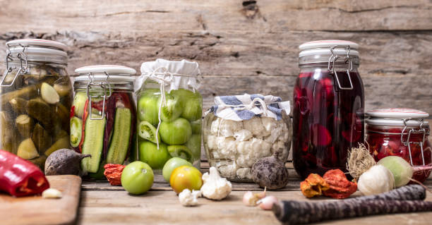 台所で野菜の漬け物 - pickle relish ストックフォトと画像