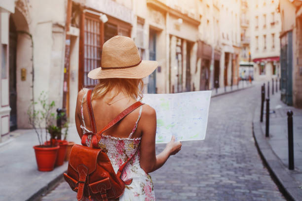 travel to europe, woman tourist with map on the street - tourism imagens e fotografias de stock