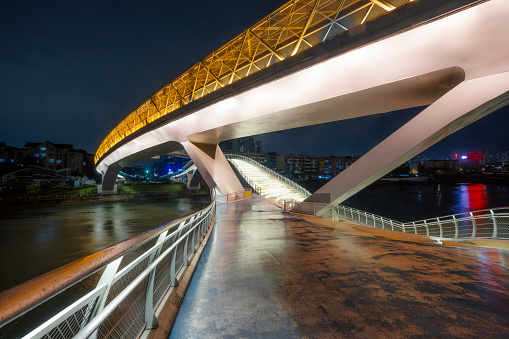 At night, the city's modern financial building and modern bridge were photographed in Chengdu Creek