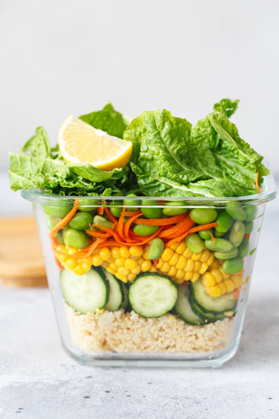 Glass box with fresh raw vegetable salad. Healthy Meal recipe preparation. Healthy vegan dish in glass container. Vegetarian cuisine. Plant-based dishes. Green living concept. Organic natural foods. caja de vidrio con ensalada de verduras crudas frescas. preparación de recetas de comidas saludables. platos veganos saludables en recipiente de vidrio. cocina vegetariana. platos a base de plantas. concepto de vida verde. alimentos ecológicos.