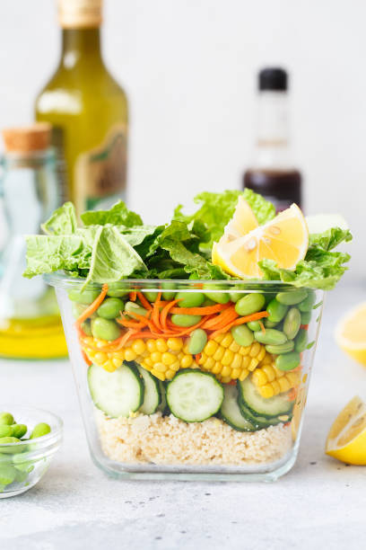 Glass box with fresh raw vegetable salad. Healthy Meal recipe preparation. Healthy vegan dish in glass container. Vegetarian cuisine. Plant-based dishes. Green living concept. Organic natural foods. caja de vidrio con ensalada de verduras crudas frescas. preparación de recetas de comidas saludables. platos veganos saludables en recipiente de vidrio. cocina vegetariana. platos a base de plantas. concepto de vida verde. alimentos ecológicos.