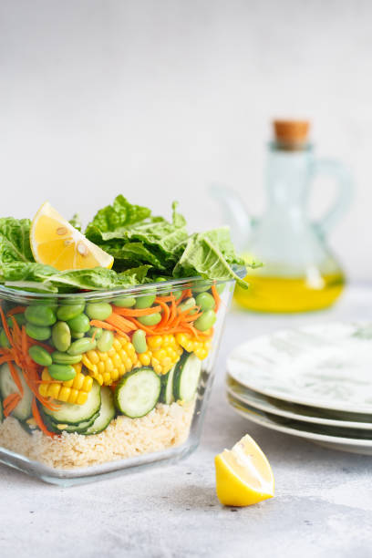 Glass box with fresh raw vegetable salad. Healthy Meal recipe preparation. Healthy vegan dish in glass container. Vegetarian cuisine. Plant-based dishes. Green living concept. Organic natural foods. caja de vidrio con ensalada de verduras crudas frescas. preparación de recetas de comidas saludables. platos veganos saludables en recipiente de vidrio. cocina vegetariana. platos a base de plantas. concepto de vida verde. alimentos ecológicos.