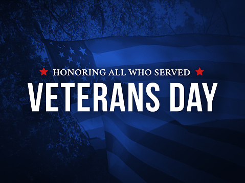 Día de los Veteranos - Honrando a todos los que sirvieron la tarjeta navideña con la bandera estadounidense ondeando sobre el fondo azul oscuro photo