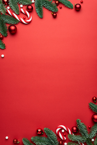 Fondo rojo de Navidad con ramas de abeto y decoraciones photo