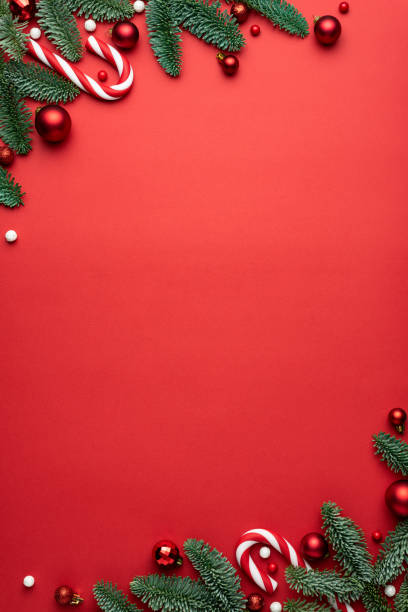 fondo rojo de navidad con ramas de abeto y decoraciones - merry christmas fotografías e imágenes de stock