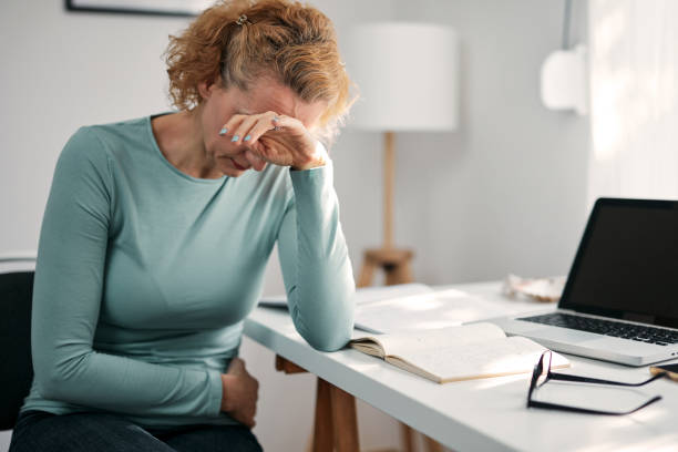 mujer con espasmo estomacal, calambres, dolor de cabeza, dolor de cabeza, problemas y problemas de trabajo desde casa. - spasm fotografías e imágenes de stock