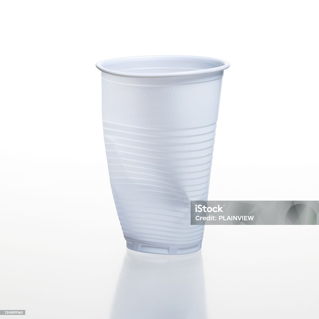 Dañado taza desechable - Foto de stock de Beber libre de derechos