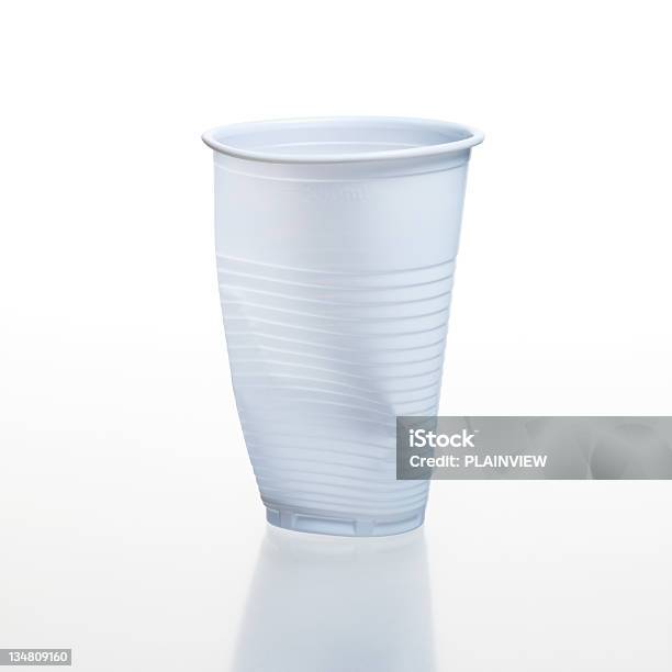 Dañado Taza Desechable Foto de stock y más banco de imágenes de Beber - Beber, Bebida, Bebida alcohólica