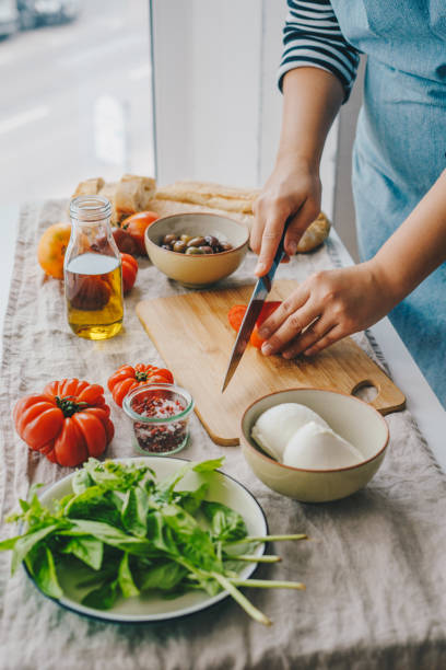 mujer cocinando ensalada caprese - appetizer lunch freshness vegetable fotografías e imágenes de stock