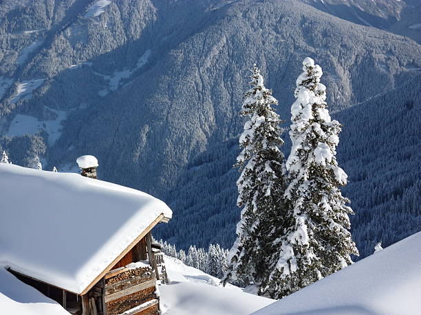 ログキャビンで冬の風景 - kaunertal ストックフォトと画像