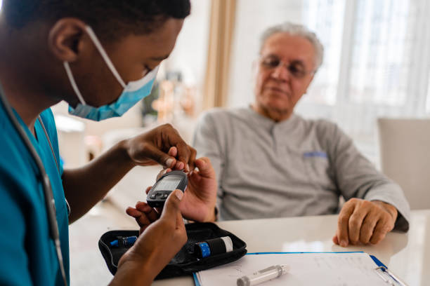 enfermera del distrito en visita domiciliaria - diabetes fotografías e imágenes de stock