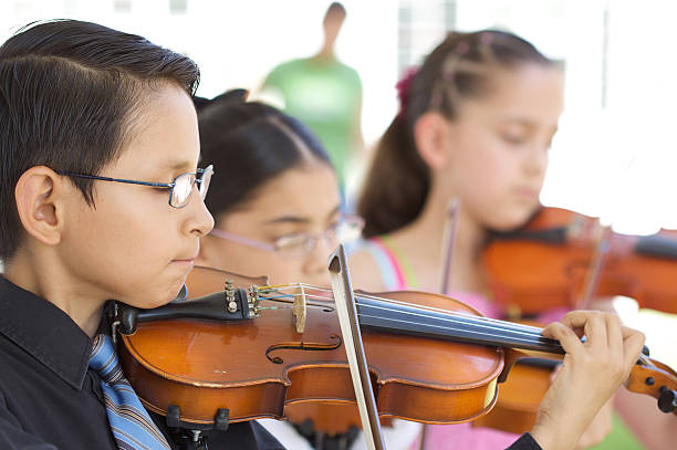 скрипка три - latin american and hispanic ethnicity child violin music стоковые фото и изображения