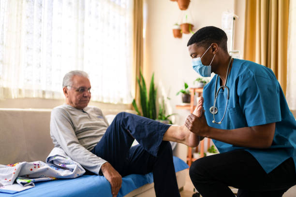 uomo adulto senior e infermiere maschio per l'assistenza sanitaria domiciliare, fisioterapista - male nurse black nurse doctor foto e immagini stock