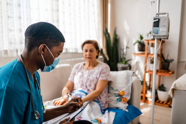 visitatore della salute e donna anziana durante la visita a domicilio - nurse doctor healthcare and medicine african descent foto e immagini stock