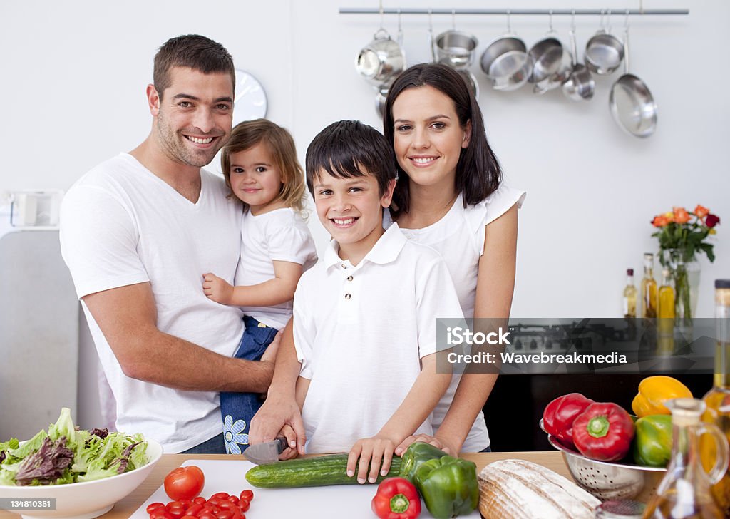 Famiglia sorridente cucinare insieme - Foto stock royalty-free di Adulto