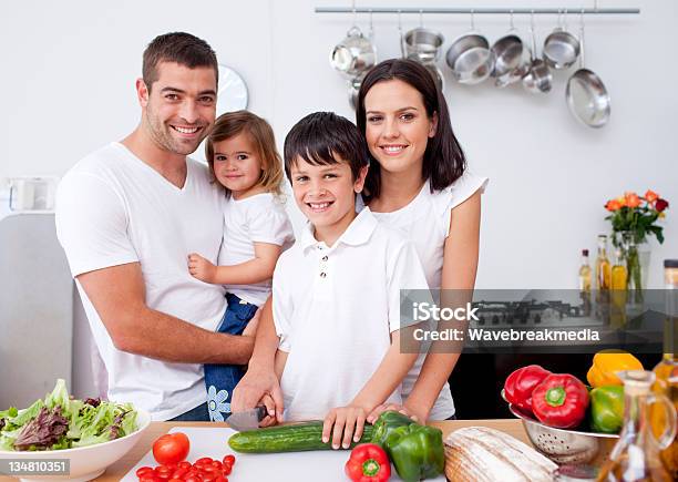 Famiglia Sorridente Cucinare Insieme - Fotografie stock e altre immagini di Adulto - Adulto, Alimentazione sana, Allegro