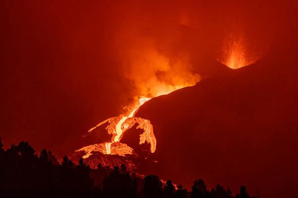 лавовый поток кумбре извержение вулкана вьеха. 10/18/2021 - volcano erupting lava fire стоковые фото и изображения