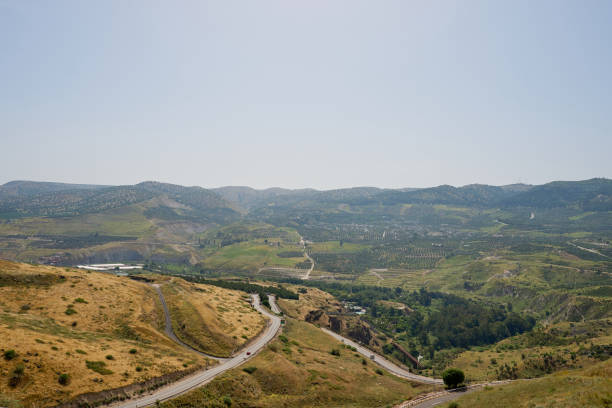 ヤルムーク川渓谷のマーレ・ハマト・ガデル山脈の美しい風景 - hamat gader ストックフォトと画像