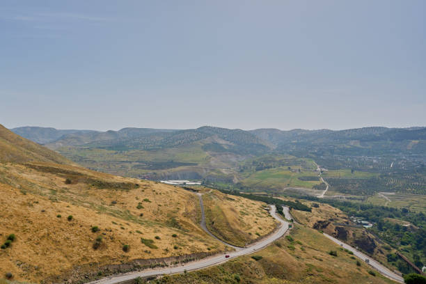 ヤルムーク川渓谷のマーレ・ハマト・ガデル山脈の美しい風景 - hamat gader ストックフォトと画像