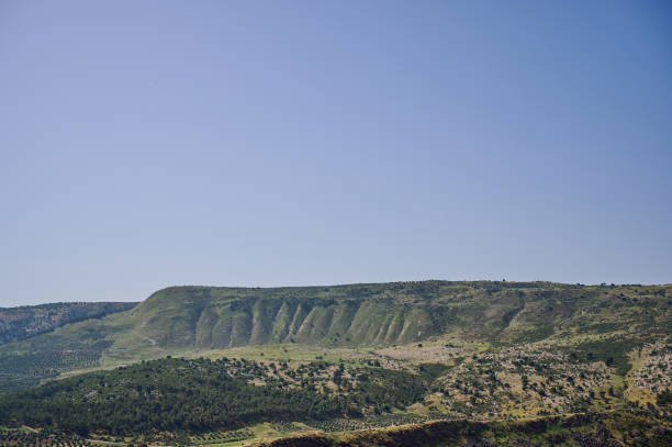 ヤルムーク川渓谷のマーレ・ハマト・ガデル山脈の美しい風景 - hamat gader ストックフォトと画像