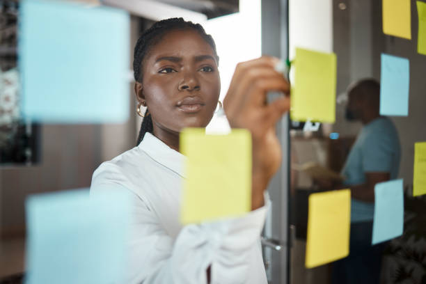 foto de una mujer de negocios haciendo una lluvia de ideas con notas adhesivas en una pantalla de vidrio - 20s attractive female beautiful people blackboard fotografías e imágenes de stock